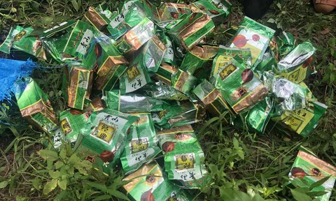 Bắt quả tang 2 đối tượng vận chuyển 46 kg ma túy đá từ Lào sang Việt Nam, thủ súng ngắn đã lên đạn