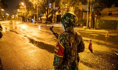 Hơn 500 chiến sĩ Sư đoàn bộ binh 5 làm nhiệm vụ kiểm soát phòng dịch ở TP.HCM trong đêm