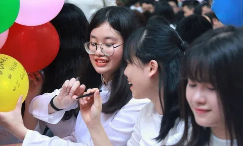 Bộ trưởng bộ GD-ĐT: Thực hiện miễn - giảm, không tăng học phí trong năm học mới