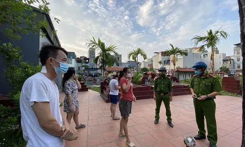 Hà Nội: Phát hiện nhóm người rủ nhau vào nghĩa trang đánh cầu lông, đá bóng