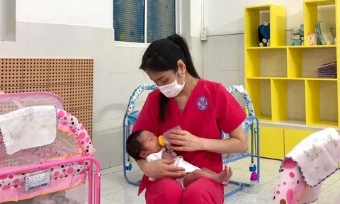 Nữ tiếp viên hàng không hạnh phúc vì được làm “mẹ” hàng chục đứa con, trắng đêm chăm sóc cho các bé F1