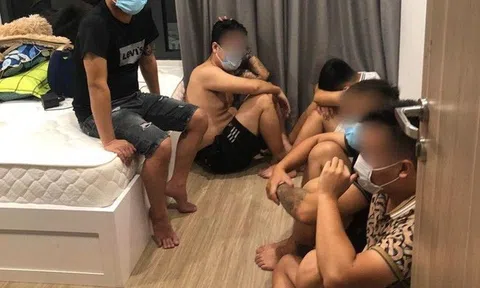 Bắt quả tang nhóm nam thanh nữ tú "bay lắc" trong căn hộ cao cấp ở Hà Nội