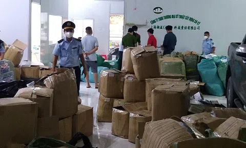 Phát hiện kho hàng "khủng" tàng trữ vật phẩm y tế không rõ xuất xứ