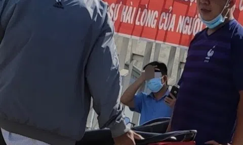 Khởi tố vụ án nhân viên giữ xe móc nối bác sĩ tiêm vắc xin thu lời bất chính