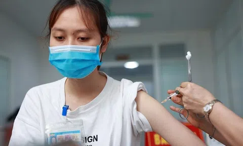 Bộ GD&ĐT đề nghị ưu tiên tiêm vaccine Covid-19 cho học sinh