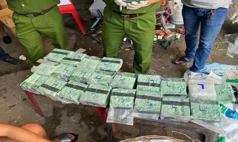 Phát hiện xe "luồng xanh" vận chuyển gần 100kg ma túy