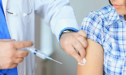 Lý do phụ nữ gặp nhiều phản ứng phụ sau tiêm vắc-xin Covid-19 hơn nam giới