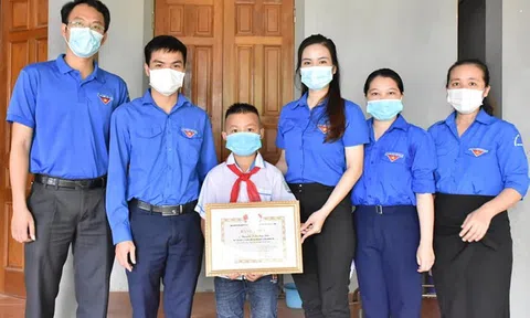 Tặng bằng khen nam sinh lớp 4 lao xuống ao cá cứu em nhỏ 2 tuổi thoát đuối nước