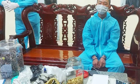 Bắt tài xế vận chuyển ngoại tệ và kim loại nghi là vàng qua biên giới