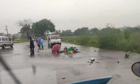 Hà Nội: Đôi nam nữ đi xe máy bất ngờ tử vong, nghi bị sét đánh