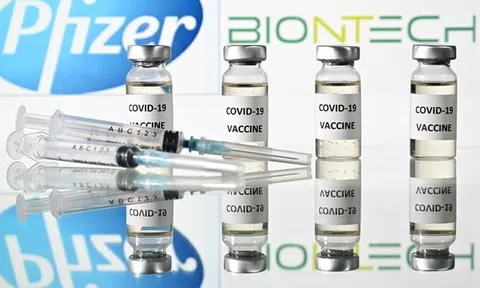 FDA khuyến nghị tiêm liều tăng cường Pfizer cho người già, nguy cơ cao