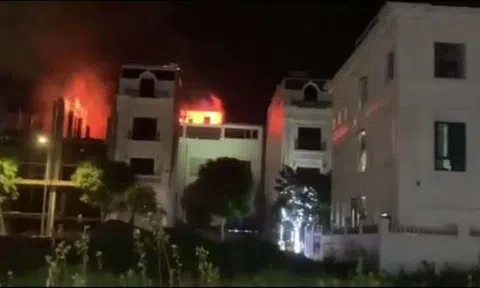 Hà Nội: Cửa hàng quần áo tại chợ Ninh Hiệp bốc cháy ngùn ngụt, lửa bao phủ căn nhà 5 tầng