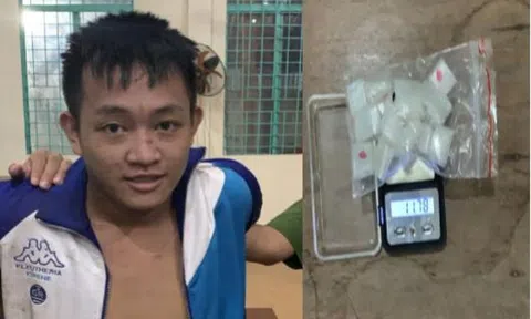 Bắt khẩn cấp thanh niên đang trên đường đi bán ma túy cho con nghiện