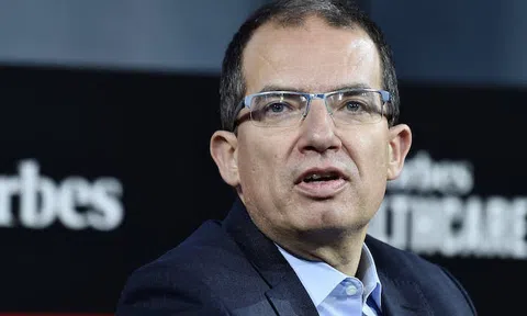 Giám đốc điều hành Moderna dự đoán đại dịch sẽ kết thúc trong một năm nữa