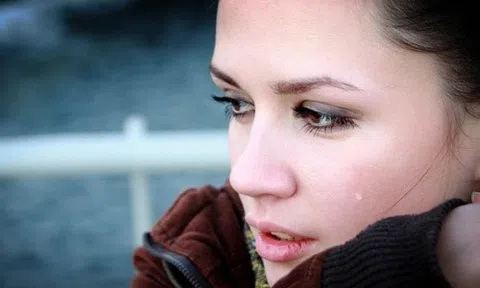 Đau lòng khi chồng ở bên vợ nhưng thích ngắm nhìn phụ nữ khác