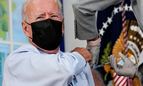 Tổng thống Mỹ Joe Biden tiêm mũi vaccine ngừa Covid-19 thứ 3