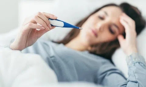 Sốt sau tiêm vắc-xin phòng Covid-19 không nên ăn gì?
