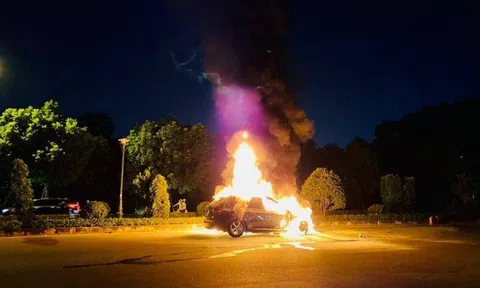 Đang lưu thông, xe sang BMW X5 bốc cháy ngùn ngụt giữa đường, 3 người may mắn thoát chết