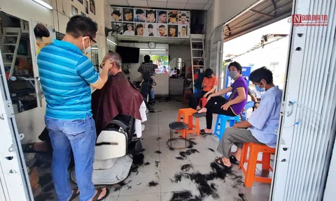 Tp.HCM: Ngày đầu nới lỏng, người dân xếp hàng cắt tóc, tập gym