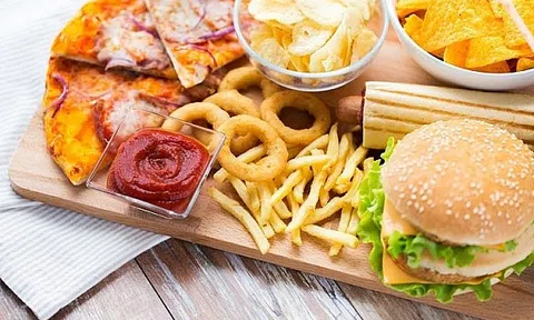 Chàng trai 24 tuổi đau bụng phải đi viện, máu chuyển màu trắng đục vì thói quen nhiều người mắc