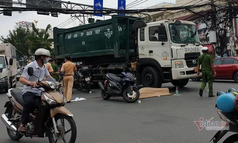 Va chạm với xe máy rồi ngã ra đường, thanh niên bị xe chở rác cán tử vong tại chỗ