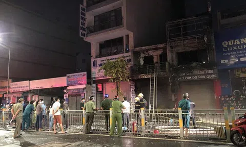 Sau nhiều tiếng nổ đinh tai, 2 căn nhà bốc cháy ngùn ngụt