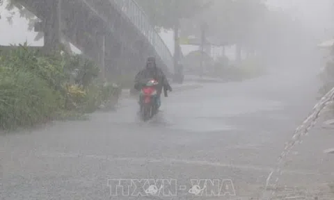 Dự báo thời tiết 6/10: Hà Nội mưa rào và dông, nhiệt độ cao nhất 33 độ C