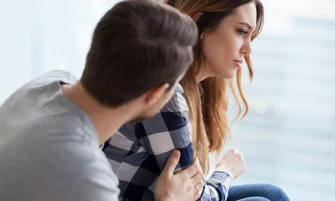 Sốc khi biết chồng ngoại tình với cô gái cùng công ty