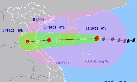 Cập nhật tình hình bão số 8: Cách Hà Tĩnh 640km, tăng tốc hướng về đất liền