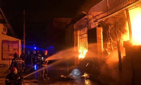 Công ty sản xuất sơn bốc cháy dữ dội, gần 100 cán bộ chiến sĩ xuyên đêm chữa cháy