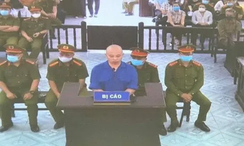 Hôm nay (18/10), trùm giang hồ Đường “Nhuệ” cùng con nuôi tiếp tục hầu tòa