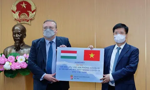 Việt Nam tiếp nhận 100.000 liều vắc xin AstraZeneca và 100.000 kít xét nghiệm nhanh