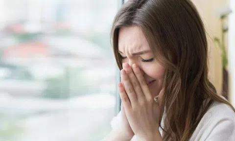 Bí mật kinh hoàng đằng sau món quà đắt tiền chồng tặng 20/10 khiến vợ chết ngất