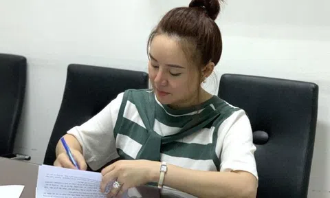 Ca sĩ Vy Oanh nộp đơn yêu cầu khởi tố bà Nguyễn Phương Hằng