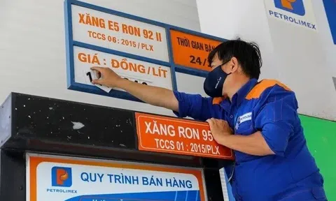 Giá xăng tăng lên mức cao nhất trong hơn 7 năm, RON 95 sắp chạm mốc 25.000 đồng/lít
