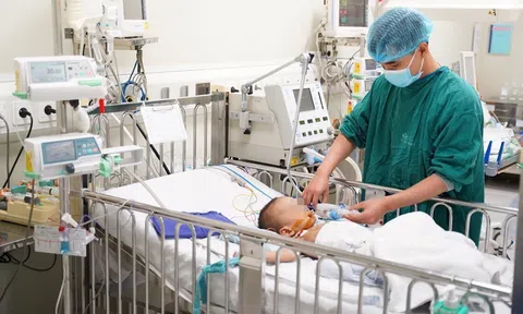 Đắp lá chữa nhọt, bé trai 20 tháng hoại tử bộ phận sinh dục