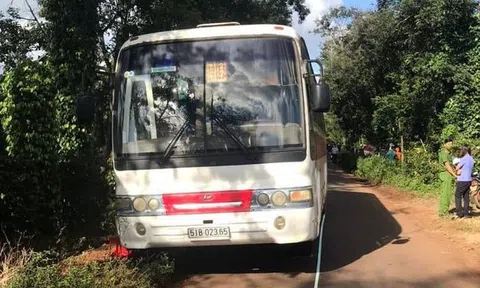 Tài xế xe đưa đón học sinh quên đóng cửa, 1 học sinh rơi xuống đường tử vong