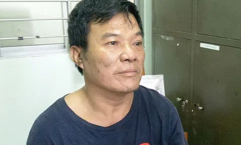 Tạm giữ hình sự kẻ khóa cửa nhốt vợ và cháu ngoại rồi đốt nhà