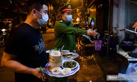 Hà Nội cấm bán hàng sau 21h: Vội đóng cửa khi bị nhắc nhở