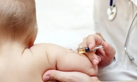 Hà Nội: Thông tin chính thức về sự cố tiêm nhầm vaccine cho 18 trẻ em ở Quốc Oai