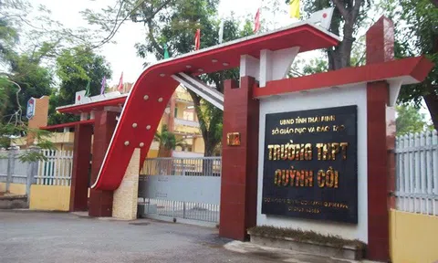 Ngồi lan can chơi điện thoại, nam sinh lớp 10 rơi từ tầng 3 xuống sân trường tử vong