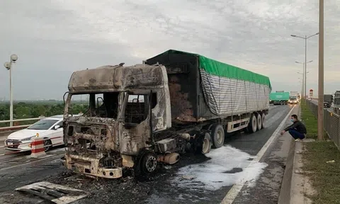 Xe đầu kéo container bốc cháy trên cầu Thanh Trì