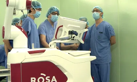 Tìm người bị "móc túi" khi phẫu thuật bằng robot ở bệnh viện Bạch Mai