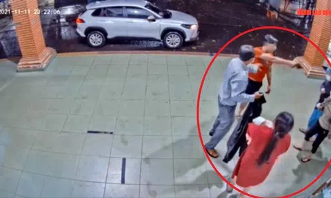 Bị nhắc đeo khẩu trang, cán bộ công an chĩa 'vật giống súng' đe dọa nhân viên y tế