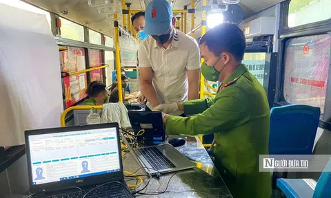 Chiếc xe buýt đặc biệt chạy cấp căn cước gắn chip cho người dân
