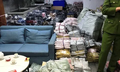 Phát hiện 1,5 tấn quần áo nghi nhập lậu của hotgirl chuyên livestream bán hàng
