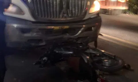 Xe máy đấu đầu xe đầu kéo, 3 thanh niên thương vong