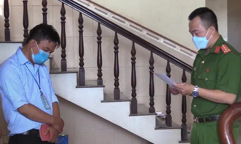 Tạm giam bác sĩ tiêm vaccine phòng Covid-19 "chui", thu lợi bất chính