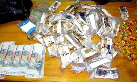 Bắt đối tượng nhập cảnh trái phép mang theo nhiều đồng hồ màu vàng