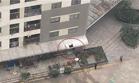 Người đàn ông rơi từ tầng 12 chung cư, xuyên thủng mái quán cà phê xuống đất tử vong